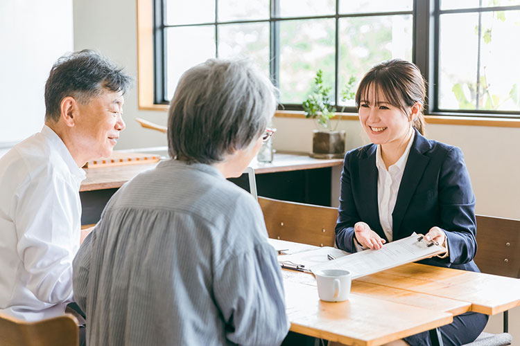 お客様に当社スタッフがご説明させていただいているイメージ写真