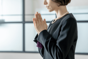 家族葬はどこまで呼ぶ？呼ばない人への対処法もご紹介