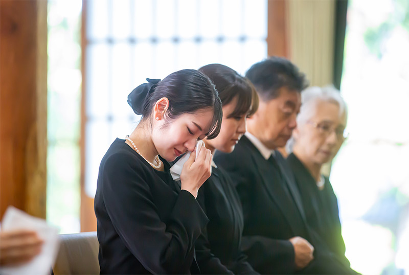 涙を拭く女性