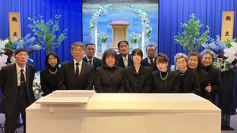 華やかなお花に囲まれて想い出深いお葬式が出来ました。